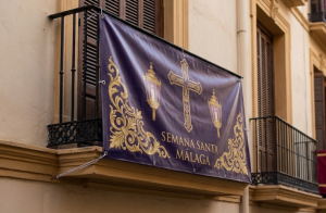 Balconeras para tu Semana Santa Malagueña resistentes a climas cambiantes.